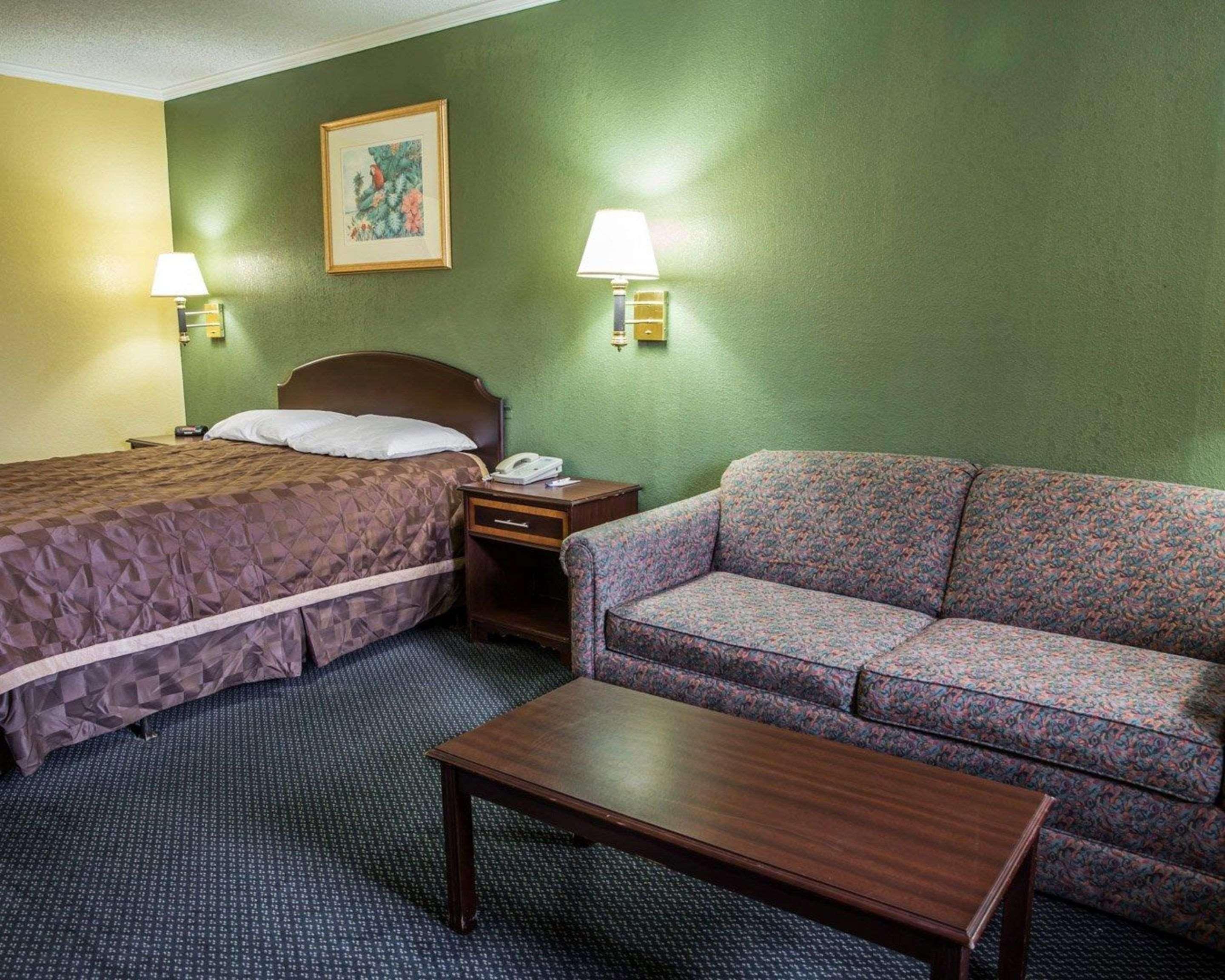 Rodeway Inn & Suites Plymouth Hwy 64 Extérieur photo