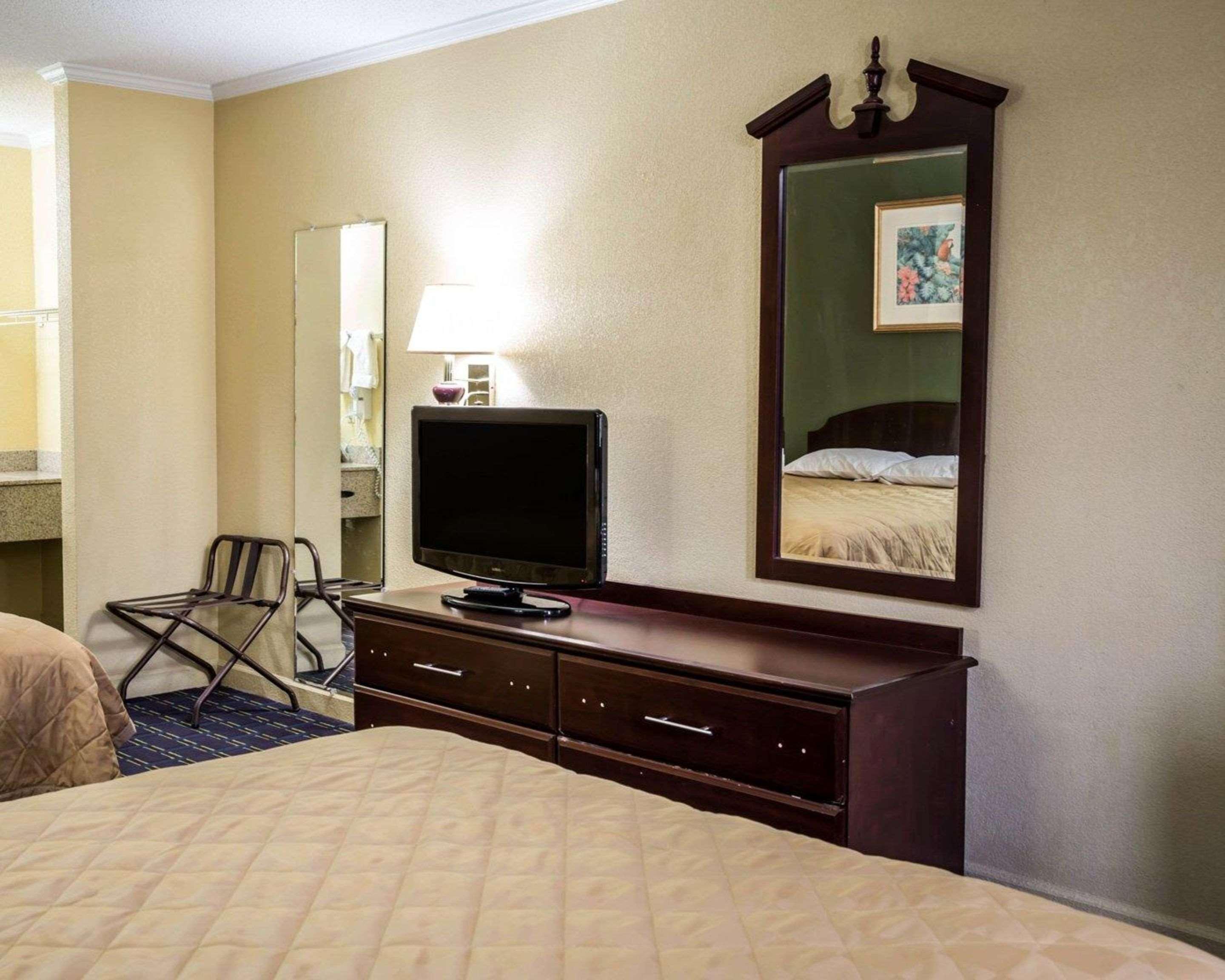 Rodeway Inn & Suites Plymouth Hwy 64 Extérieur photo