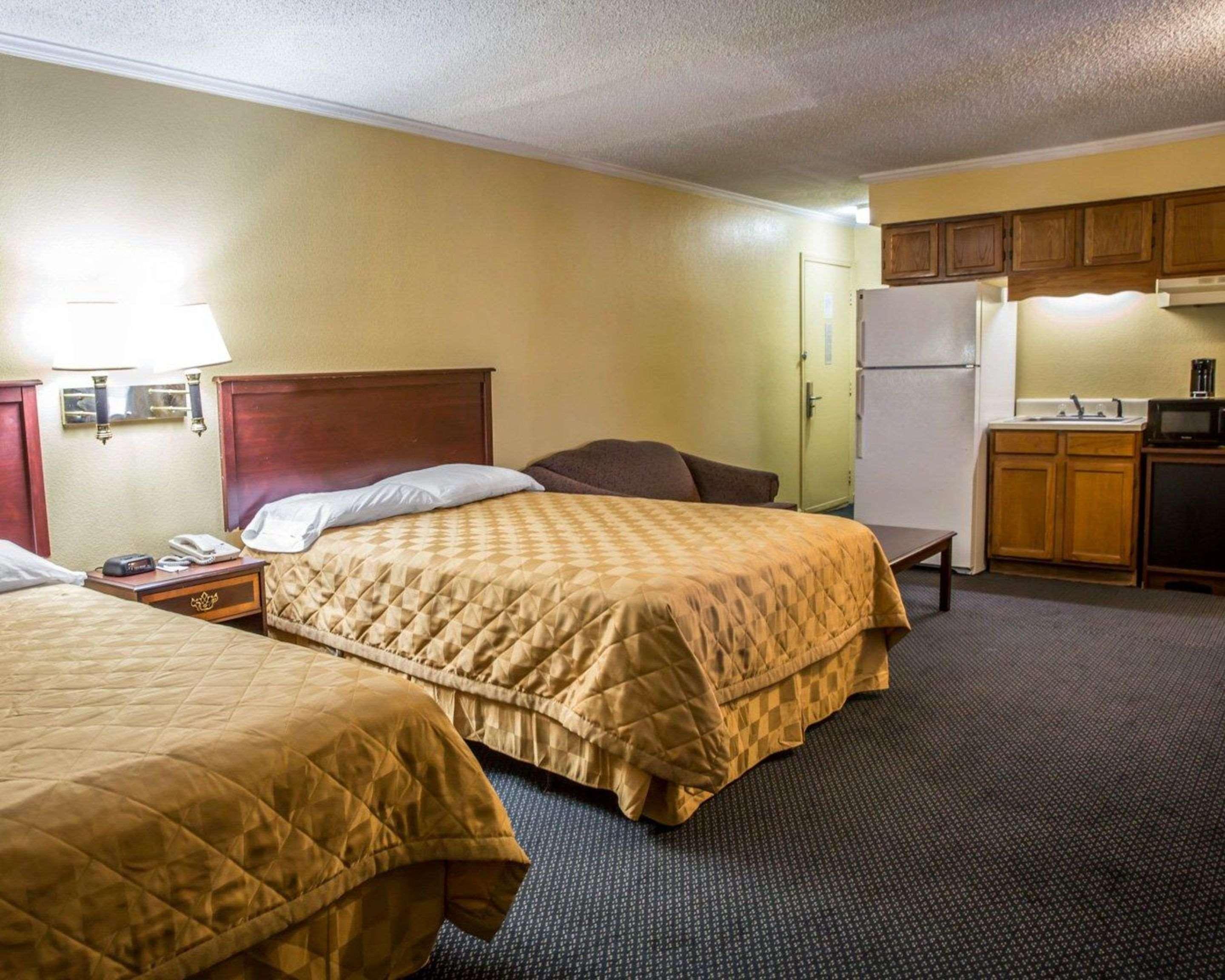 Rodeway Inn & Suites Plymouth Hwy 64 Extérieur photo