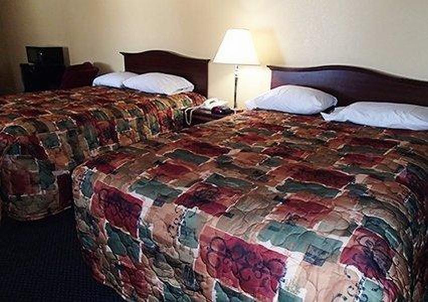 Rodeway Inn & Suites Plymouth Hwy 64 Extérieur photo