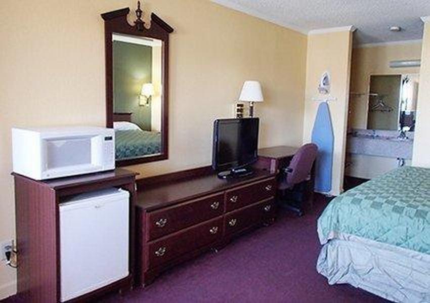 Rodeway Inn & Suites Plymouth Hwy 64 Extérieur photo