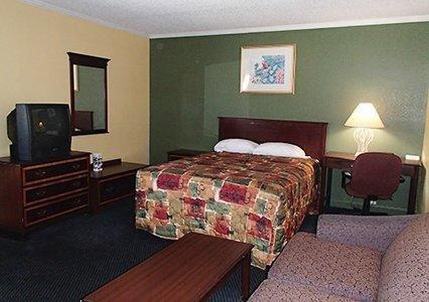 Rodeway Inn & Suites Plymouth Hwy 64 Extérieur photo