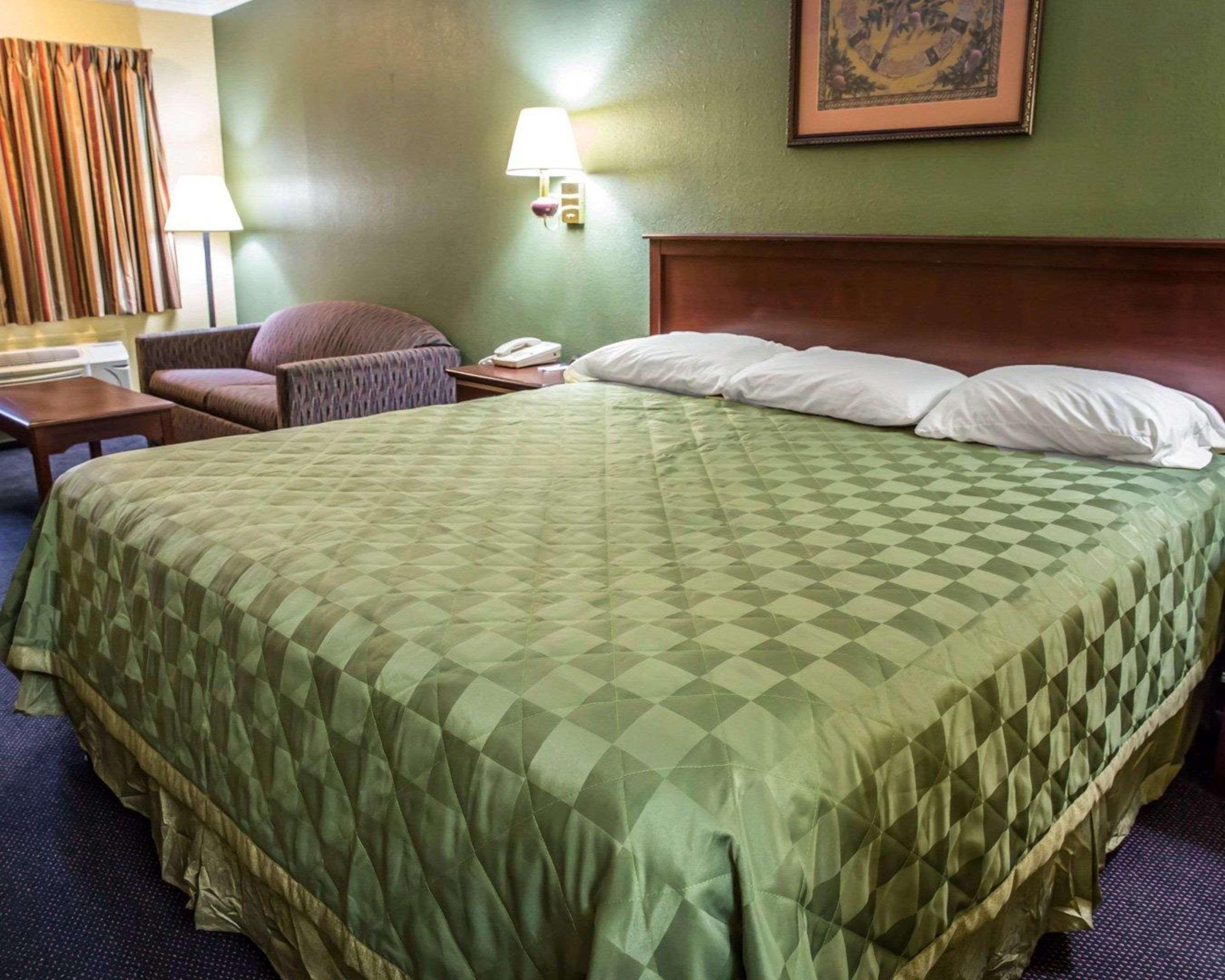 Rodeway Inn & Suites Plymouth Hwy 64 Extérieur photo