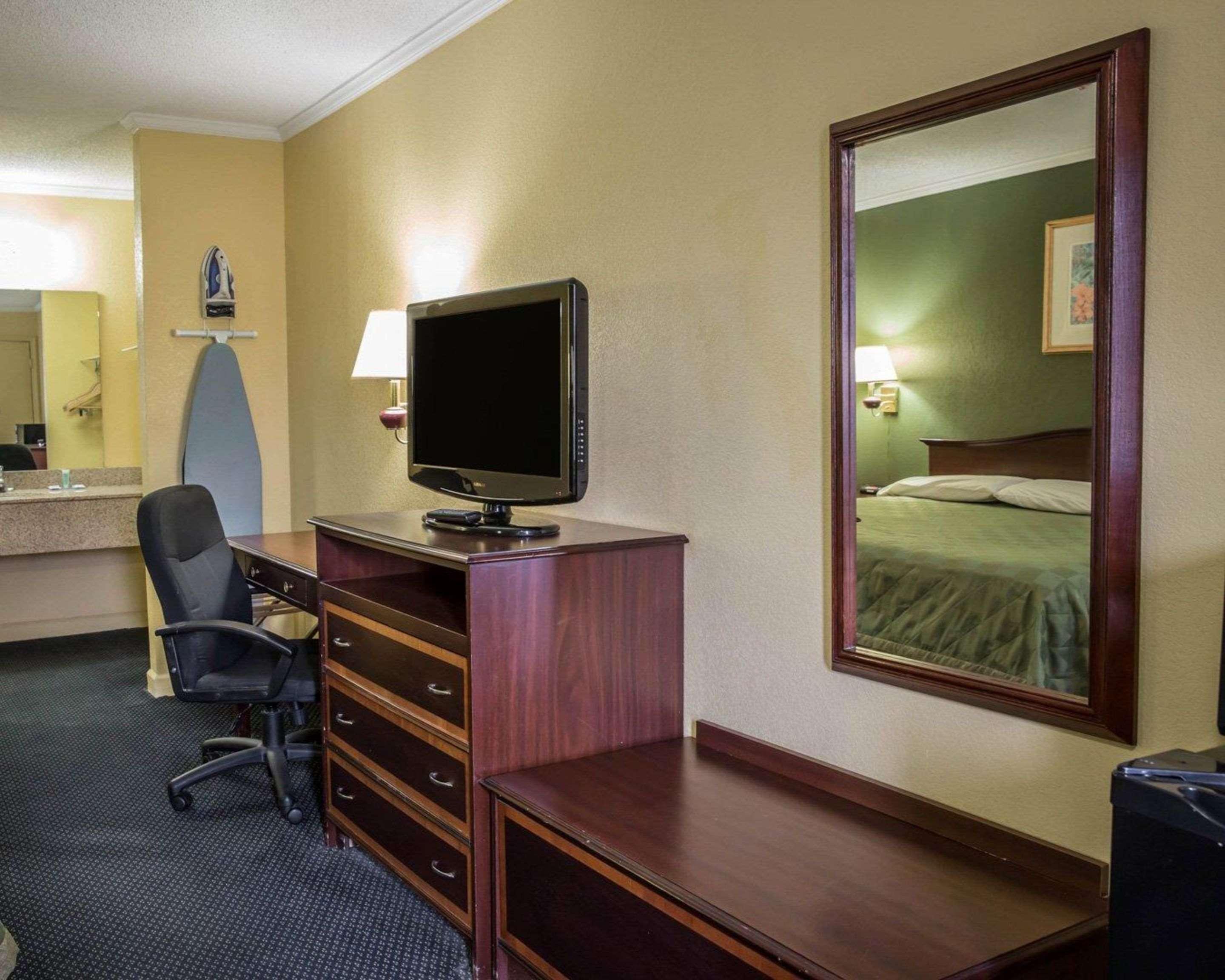 Rodeway Inn & Suites Plymouth Hwy 64 Extérieur photo