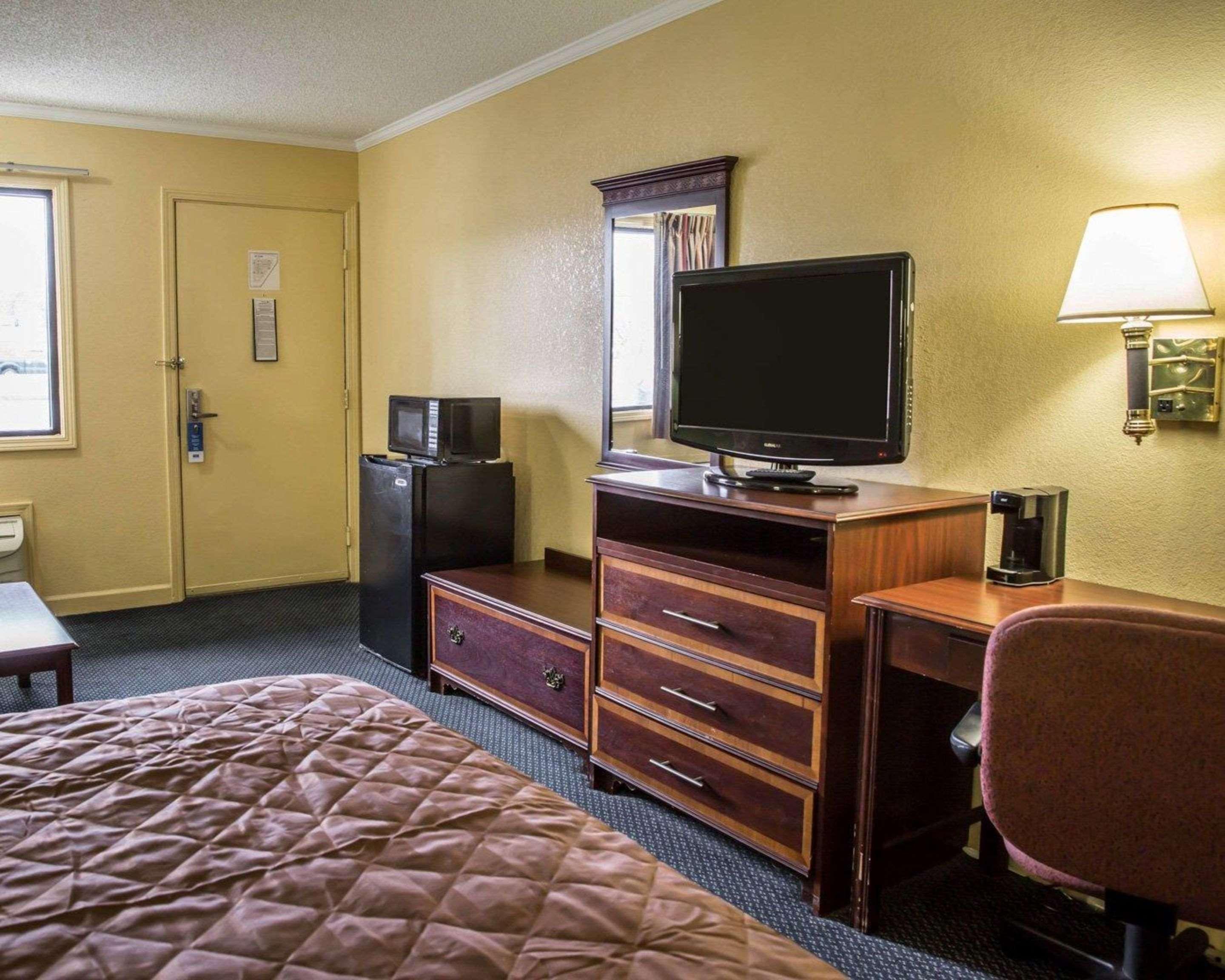 Rodeway Inn & Suites Plymouth Hwy 64 Extérieur photo