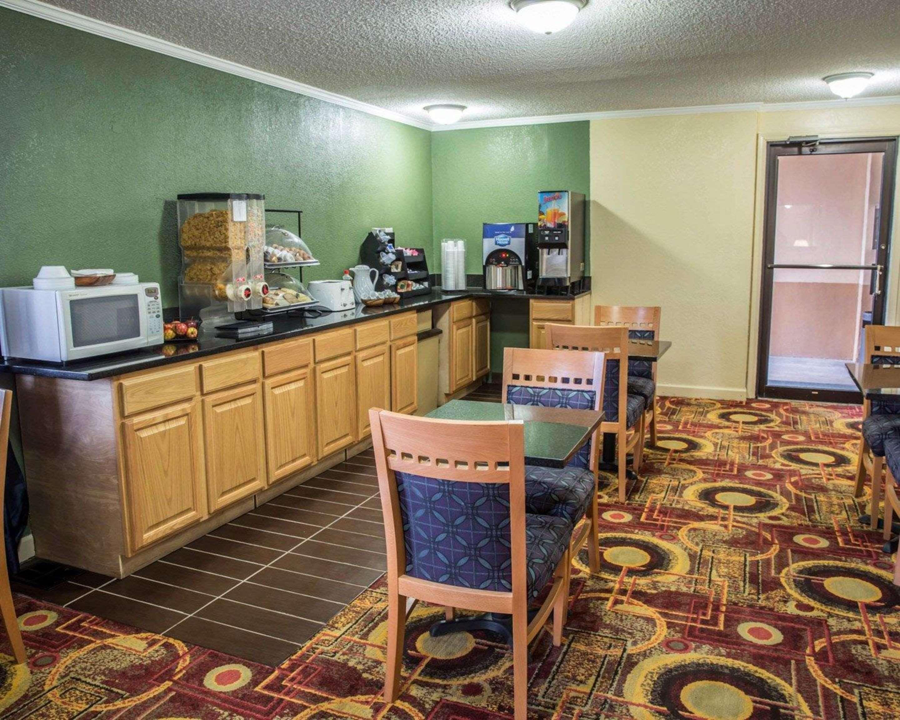 Rodeway Inn & Suites Plymouth Hwy 64 Extérieur photo