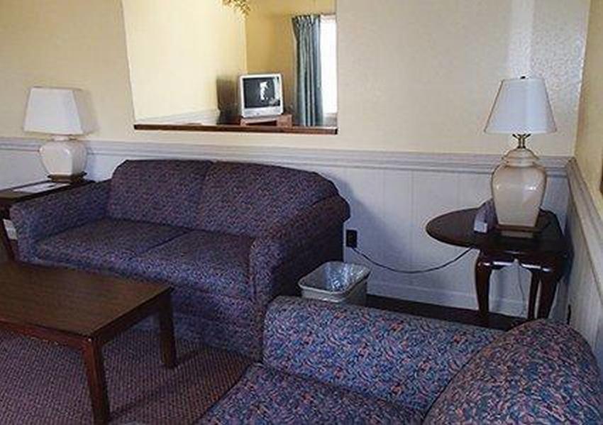 Rodeway Inn & Suites Plymouth Hwy 64 Extérieur photo
