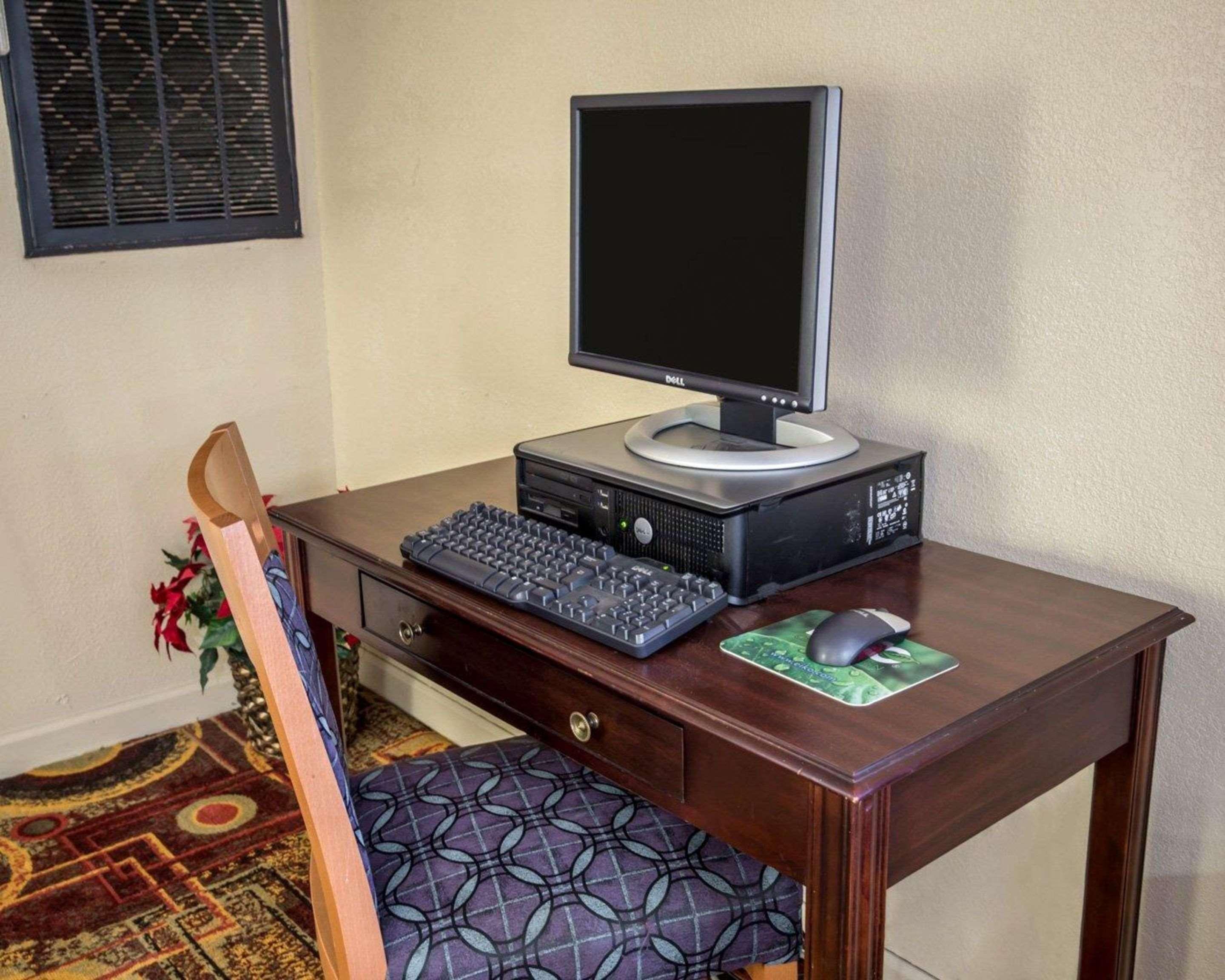 Rodeway Inn & Suites Plymouth Hwy 64 Extérieur photo