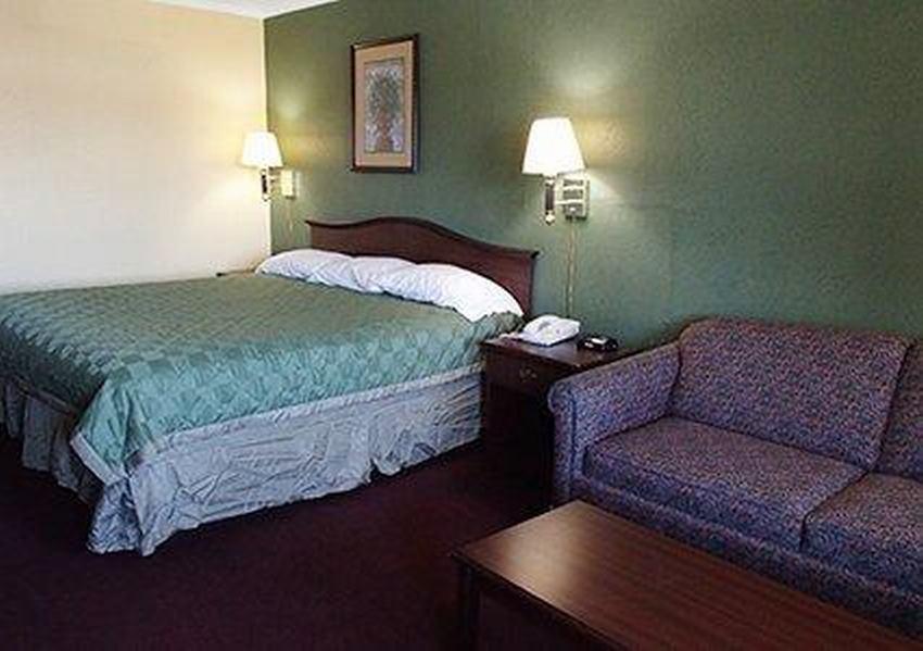 Rodeway Inn & Suites Plymouth Hwy 64 Extérieur photo