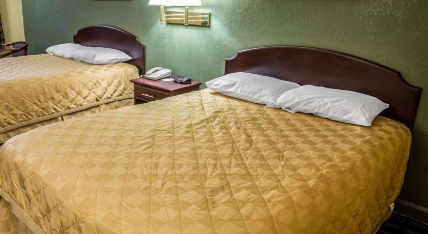 Rodeway Inn & Suites Plymouth Hwy 64 Extérieur photo