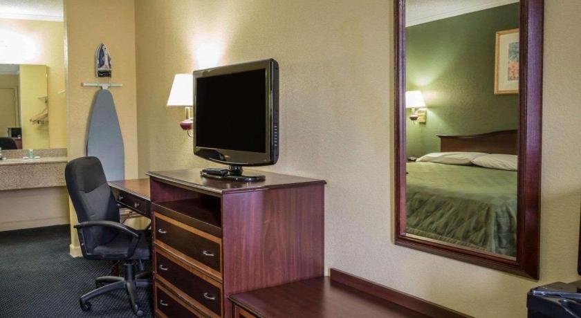 Rodeway Inn & Suites Plymouth Hwy 64 Extérieur photo