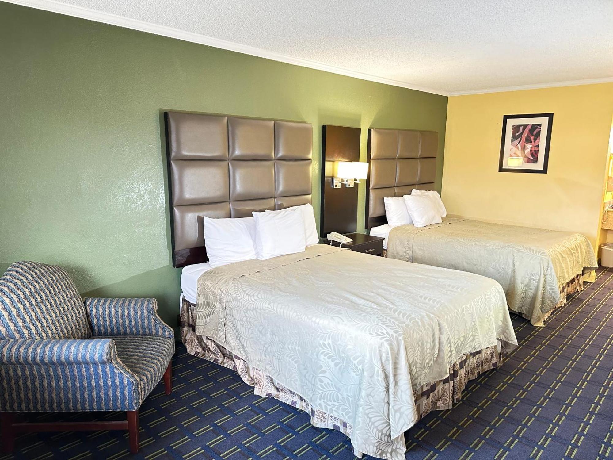 Rodeway Inn & Suites Plymouth Hwy 64 Extérieur photo