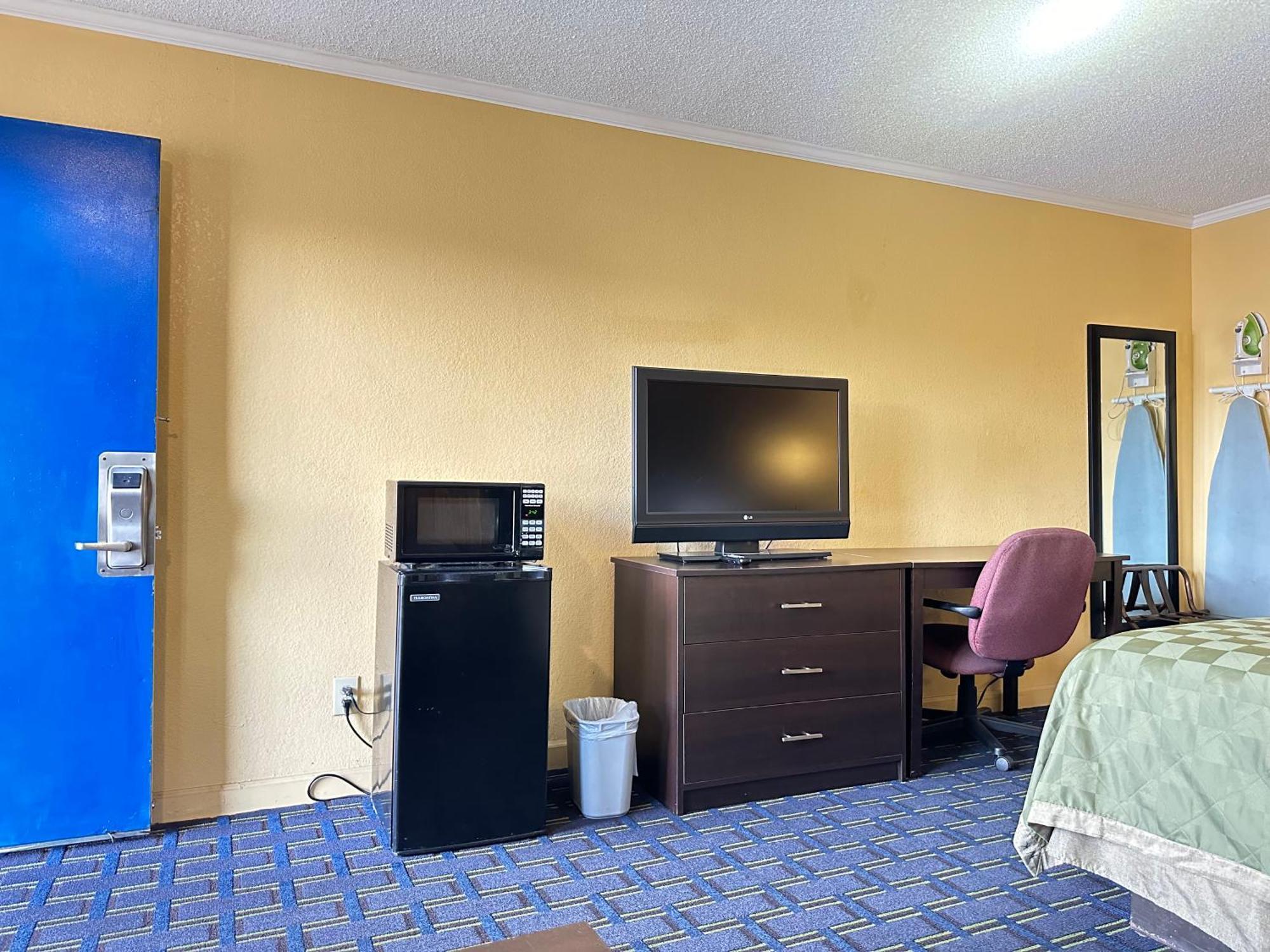 Rodeway Inn & Suites Plymouth Hwy 64 Extérieur photo