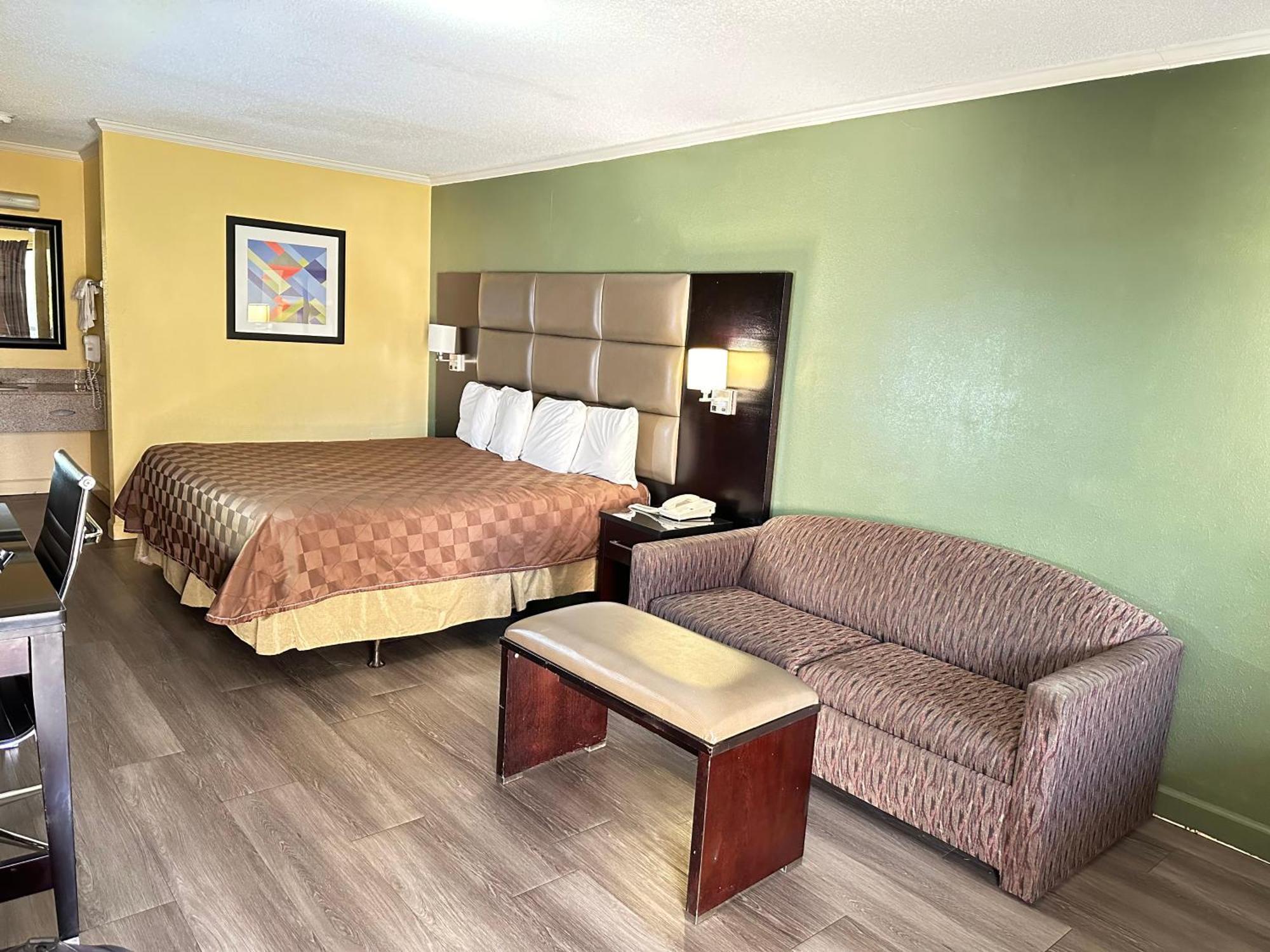Rodeway Inn & Suites Plymouth Hwy 64 Extérieur photo
