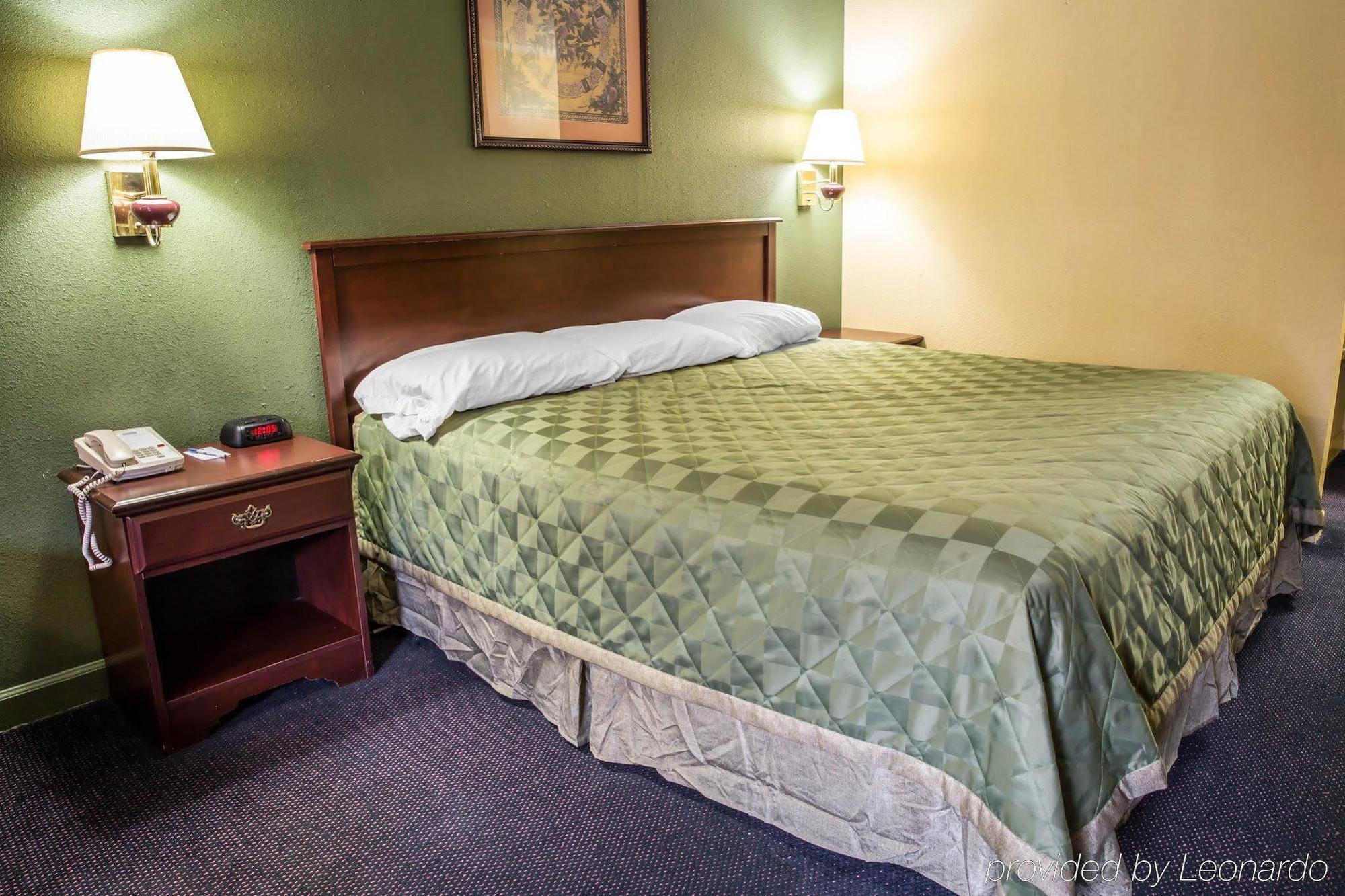 Rodeway Inn & Suites Plymouth Hwy 64 Extérieur photo