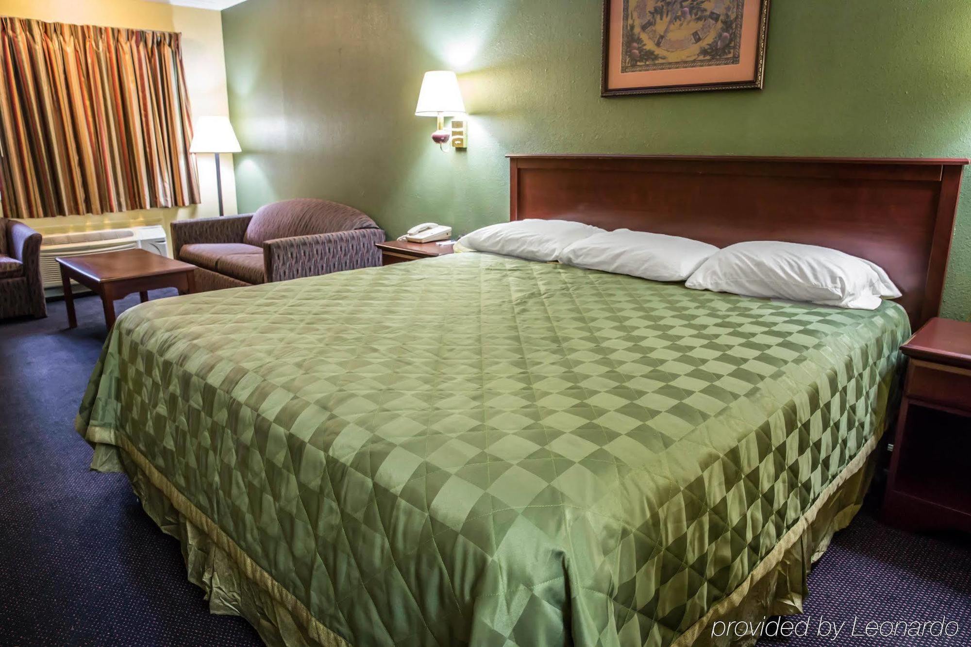 Rodeway Inn & Suites Plymouth Hwy 64 Extérieur photo