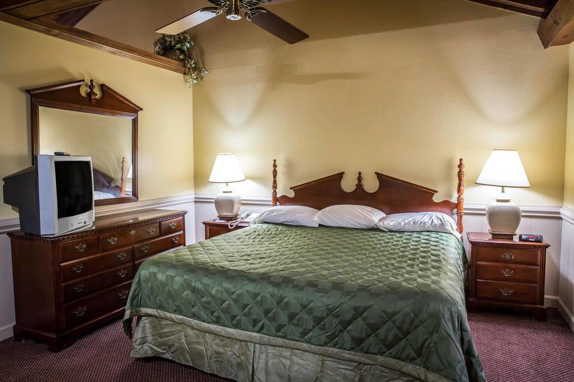 Rodeway Inn & Suites Plymouth Hwy 64 Extérieur photo
