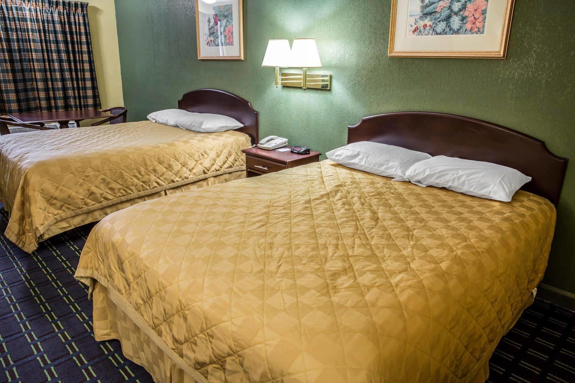 Rodeway Inn & Suites Plymouth Hwy 64 Extérieur photo