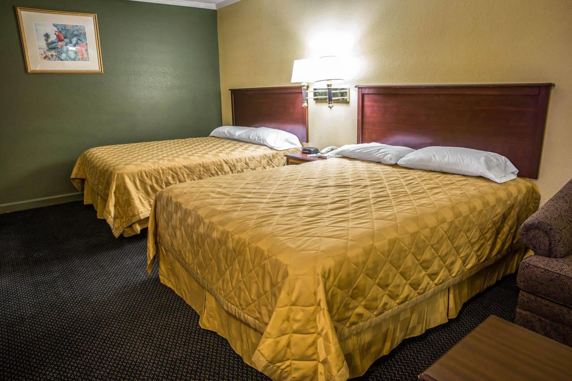 Rodeway Inn & Suites Plymouth Hwy 64 Extérieur photo